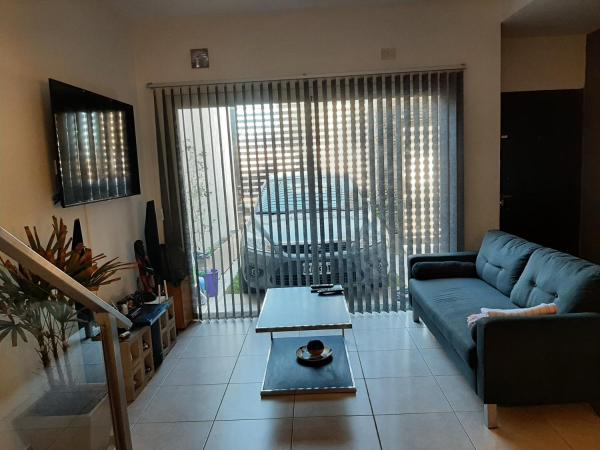 sala de estar con sofá azul y mesa en Alba Mendoza en Mendoza
