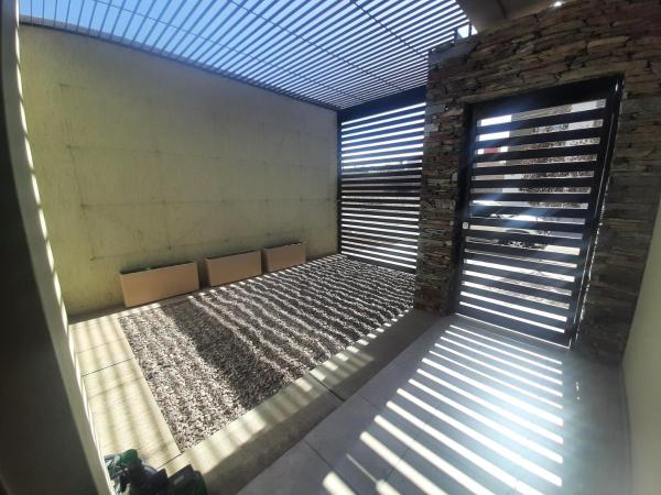 una habitación vacía con sillas y una ventana con persianas en Alba Mendoza en Mendoza