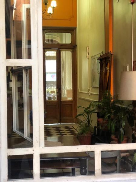 una puerta delantera de un edificio con macetas en Derby Home Hotel en Buenos Aires