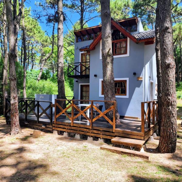 una casa con terraza en el bosque en Sueños de Mar en Balneario Mar Blau