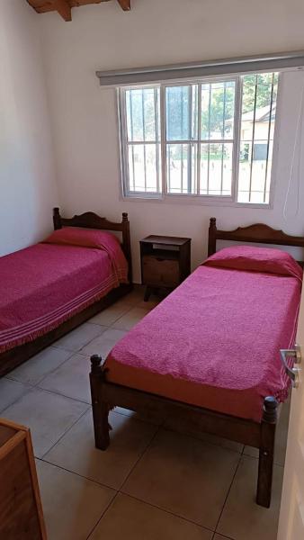 2 camas en una habitación con sábanas rosas en Familia del Viento en Ostende