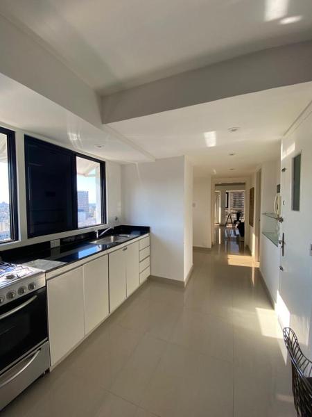 cocina grande con armarios blancos y ventana grande en Exotic Pent House with private terrace en Buenos Aires