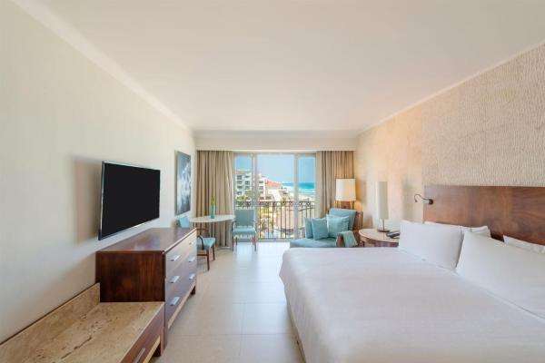 Habitación de hotel con cama y TV en Fiesta Americana Condessa Cancun - All Inclusive, en Cancún