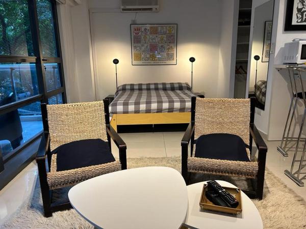 sala de estar con 2 sillas, mesa y cama en Deaf twins 2B Botánico en Buenos Aires