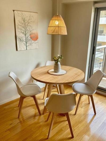 mesa de comedor con 4 sillas y lámpara en Cozy 1-bedroom apartment in the heart of V.Urquiza en Buenos Aires