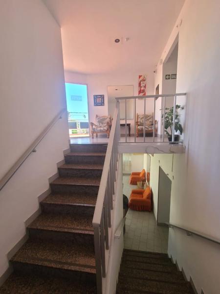 una escalera en una casa con una escalera en Citymar Avenida en Villa Gesell