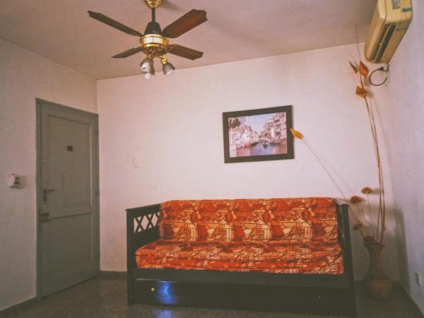 sala de estar con sofá y ventilador de techo en Amplio departamento en el corazón de Mendoza en Mendoza