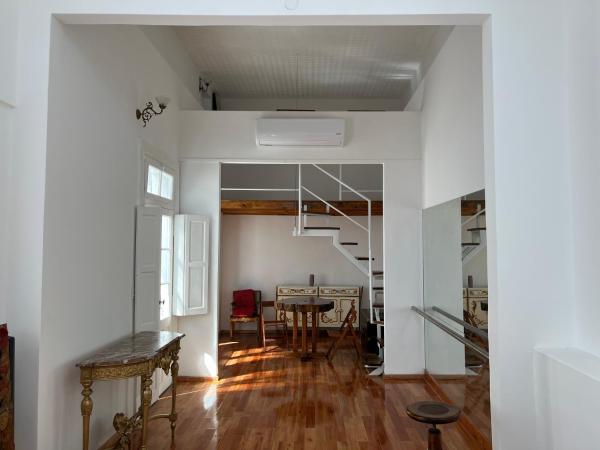 sala de estar con escalera y comedor en Enchanting townhouse loft in heart of San Telmo en Buenos Aires