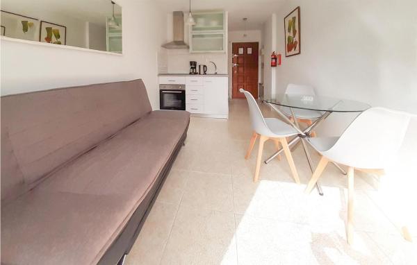 sala de estar con sofá y mesa de cristal en Stunning apartment in Las Chapas with 1 Bedrooms, WiFi and Outdoor swimming pool, en Marbella