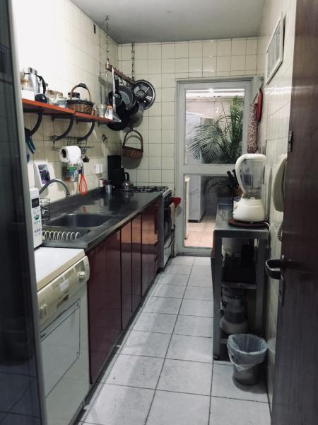 cocina con fregadero y encimera en departamento en Retiro 1dormitorio en Buenos Aires