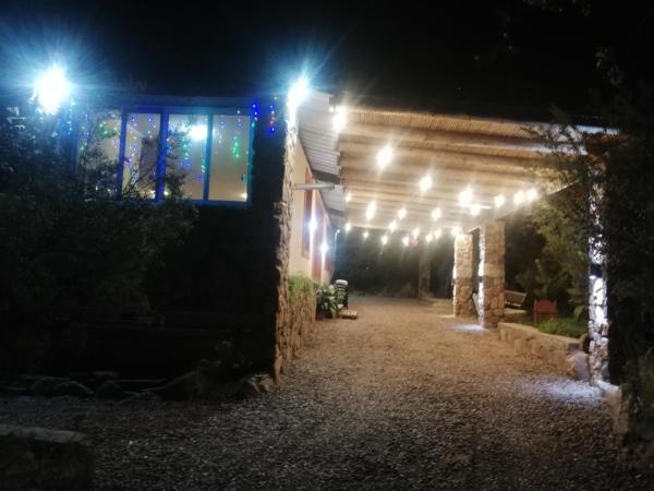 - Vistas nocturnas a un edificio con luces en Aguara House, Pedemonte - Mendoza en Mendoza