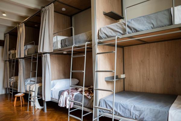 Habitación con 4 literas en una habitación en Casa Franca Recoleta Hostel, en Buenos Aires