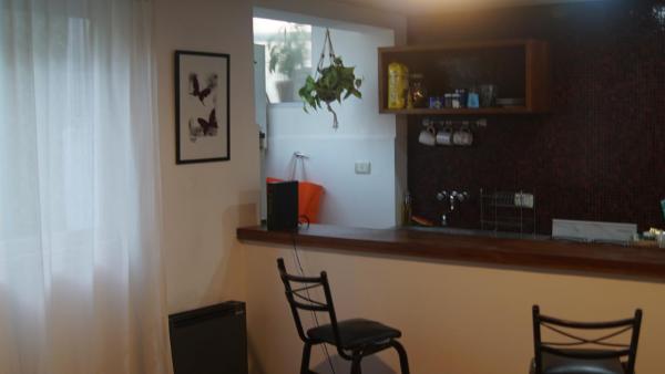 un bar con 2 sillas y una barra en una habitación en Departamento en Palermo en Buenos Aires
