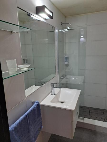 y baño con lavabo, espejo y bañera. en Bermellon en Mendoza