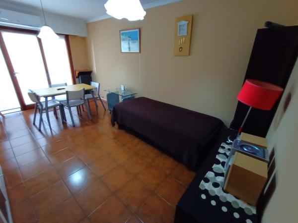 sala de estar con sofá y mesa con sillas en Efdepartamentos Plaza Mitre dos ambientes en Mar del Plata