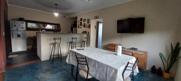 Habitación con mesa, sillas y cocina. en Casa - San Antonio en San Fernando del Valle de Catamarca