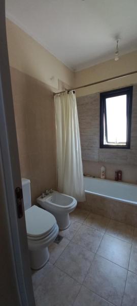 baño con aseo, bañera y ventana en Casa - San Antonio en San Fernando del Valle de Catamarca