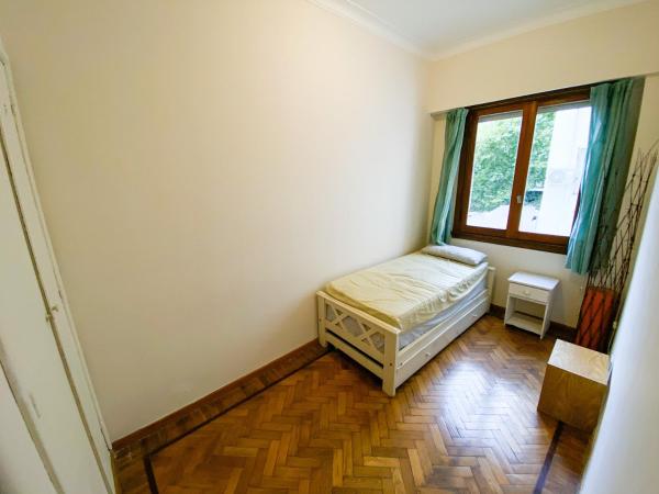 Habitación pequeña con cama y ventana en Departamento Sarmiento en Buenos Aires