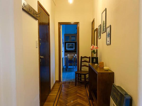 pasillo con puerta, mesa y sillas en Departamento Sarmiento en Buenos Aires