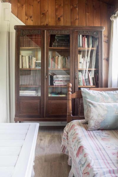 1 dormitorio con un armario de madera lleno de libros en Pinamar Bosque en Pinamar