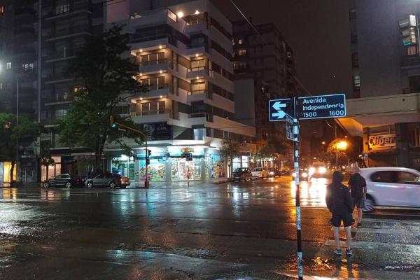 una persona cruzando una calle de la ciudad por la noche en Departamentos 2 ambientes en Mar del Plata en Mar del Plata