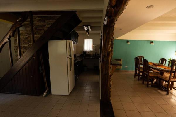 cocina y comedor con refrigerador y mesa en Casa 5 personas SMA en San Martín de los Andes