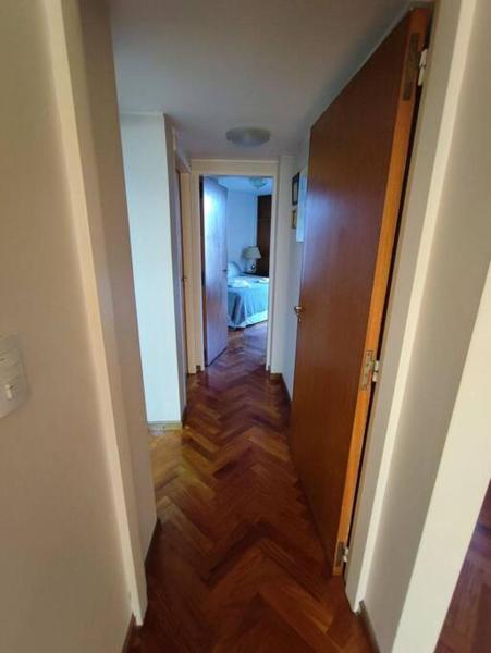 pasillo que conduce a una habitación con puerta y dormitorio en Departamento Centro Mendoza en Mendoza