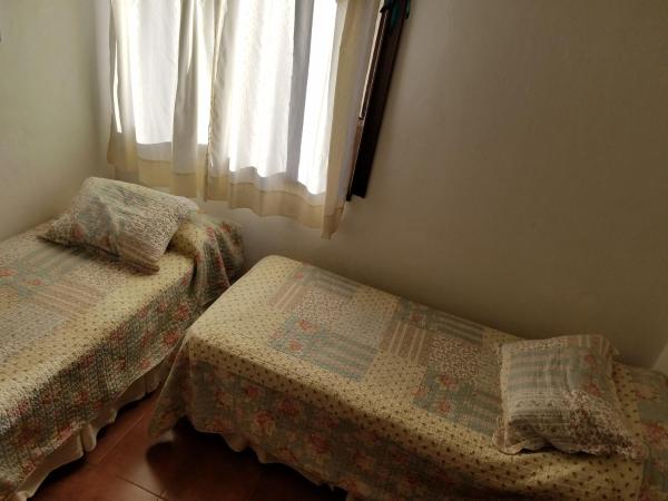 1 dormitorio con 2 camas y ventana en mar mel1 en Pinamar
