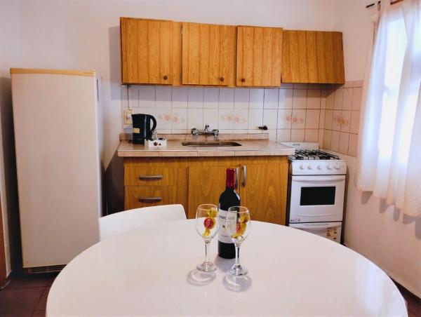 una cocina con 2 copas de vino en una mesa en Departamento en Mendoza para Linda Estadía en Mendoza