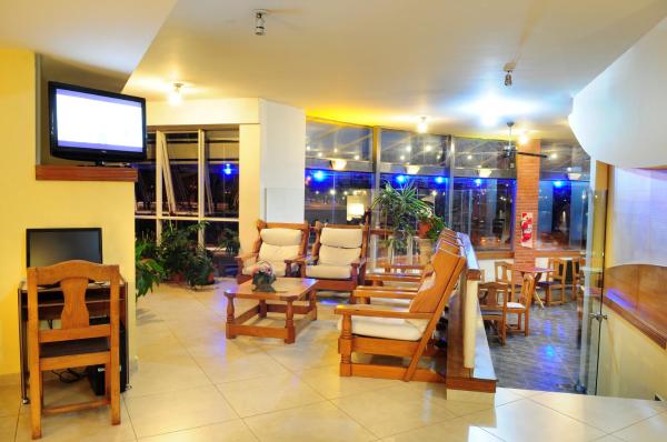Un restaurante o lugar para comer en Costanera Hotel