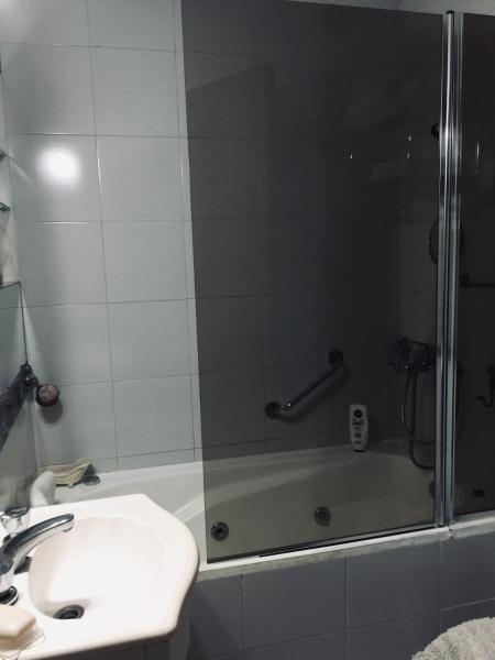 y baño con ducha, lavabo y bañera. en departamento en Retiro 1dormitorio en Buenos Aires