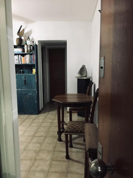 cocina con mesa y silla en una habitación en departamento en Retiro 1dormitorio en Buenos Aires