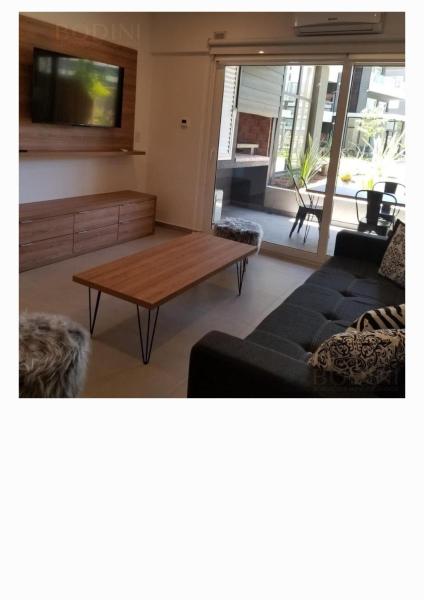 sala de estar con sofá y mesa de centro en Pinamar, Complejo Premium en Pinamar Norte en Ostende