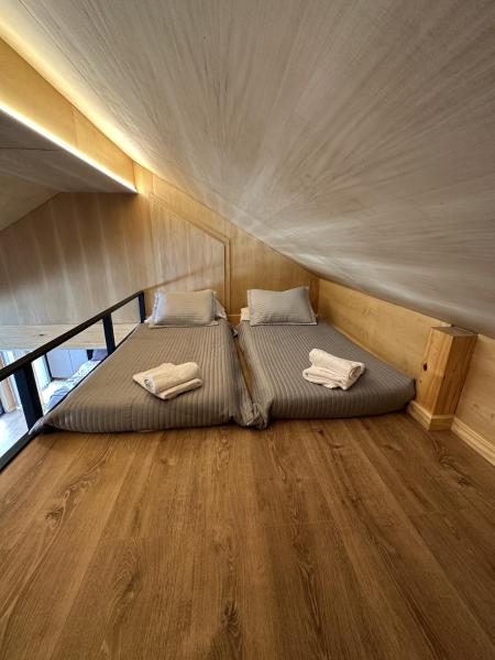 1 dormitorio con 2 camas en una tienda de campaña en Hermoso departamento de diseño, en el centro de SMA. 22V5 en San Martín de los Andes