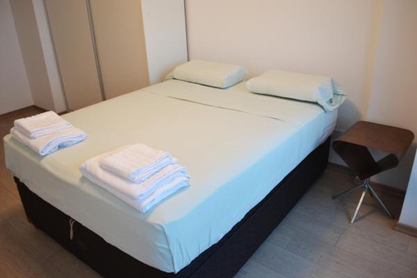 Una cama con toallas encima en una habitación en Blue Dream Esmeralda en Buenos Aires