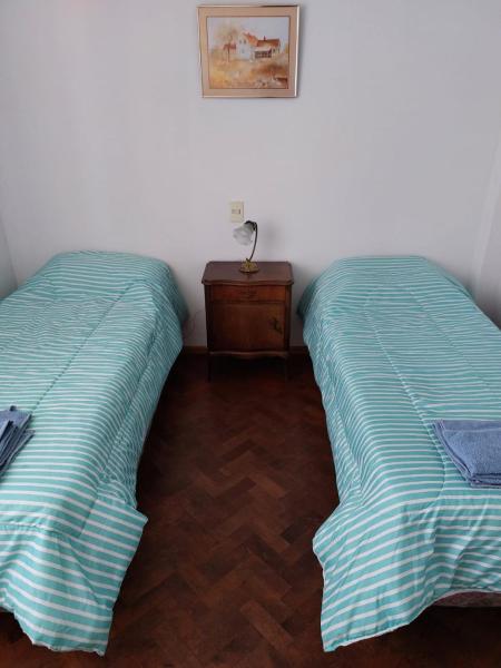 dos camas sentadas una al lado de la otra en un dormitorio en Departamento en pleno centro en Mendoza