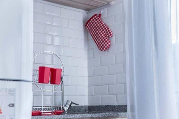 una cocina con una toalla roja y blanca colgada en la pared en Cozy apartment great location en Buenos Aires