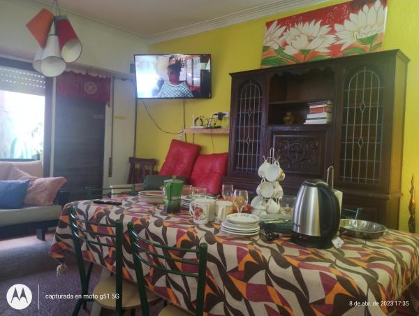 una sala de estar con una mesa con platos. en Casa al fondo en Mar del Plata