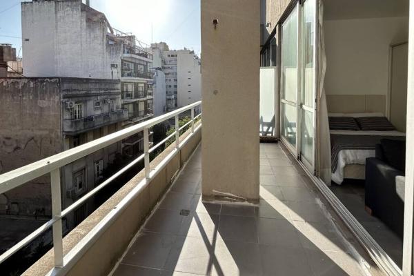 Habitación con balcón con vistas a la ciudad. en AREN0702 Excelente gran Depto en Barrio Norte en Buenos Aires