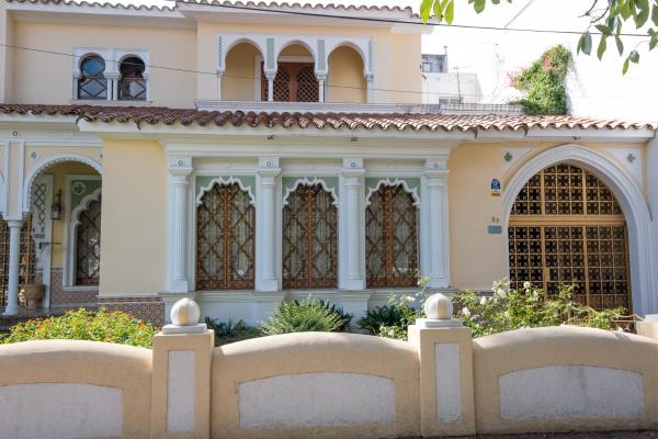 una casa con una valla delante de ella en Augusta Palace en Salta