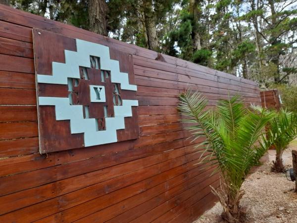 una valla de madera con una señal en ella en Pampa y Cielo en Balneario Mar Azul