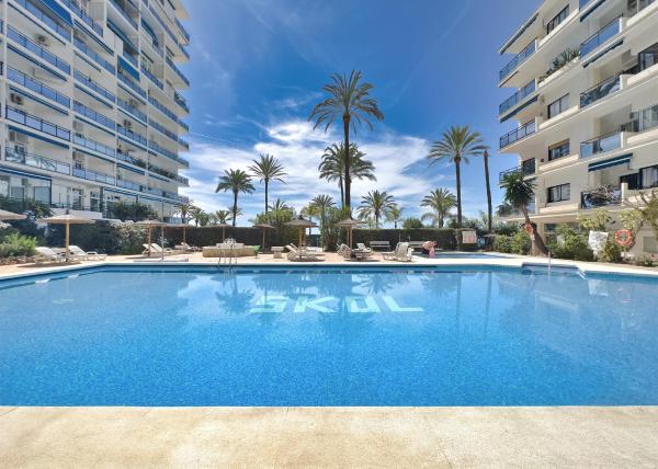 una gran piscina frente a un edificio en Skol 514 East Facing Duplex Apartment with Sea Views, en Marbella
