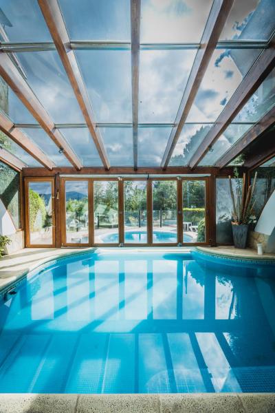 una piscina en una casa con techo de cristal en Bungalows Buena Vista en San Carlos de Bariloche