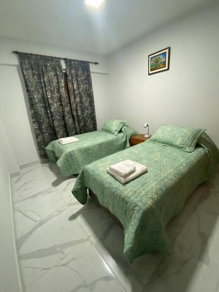 1 dormitorio con 2 camas y ventana. en WHITE HOUSE en San Salvador de Jujuy