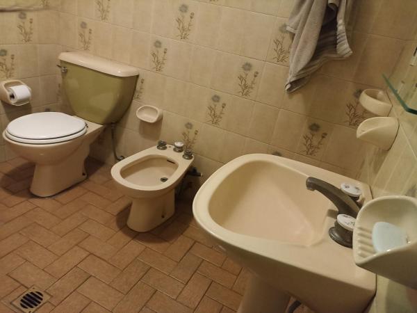 y baño con aseo, lavabo y bañera. en "C" SPACIO HOSTEL - Habitación Compartida- en Mendoza