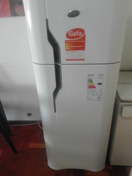 una refrigerador blanca con un cartel en el costado en Andinas Mendoza en Mendoza