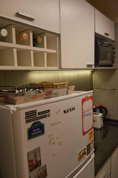 cocina con refrigerador blanca en Departamento Downtown en Buenos Aires