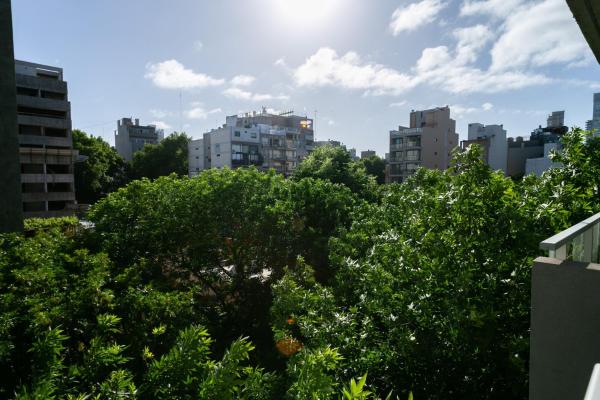 vistas a los árboles y edificios de una ciudad en Estudio en Palermo para Dos Personas II en Buenos Aires