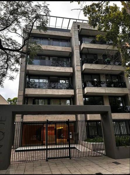 un edificio alto con una puerta delante en Duplex de categoría Unique en Mendoza