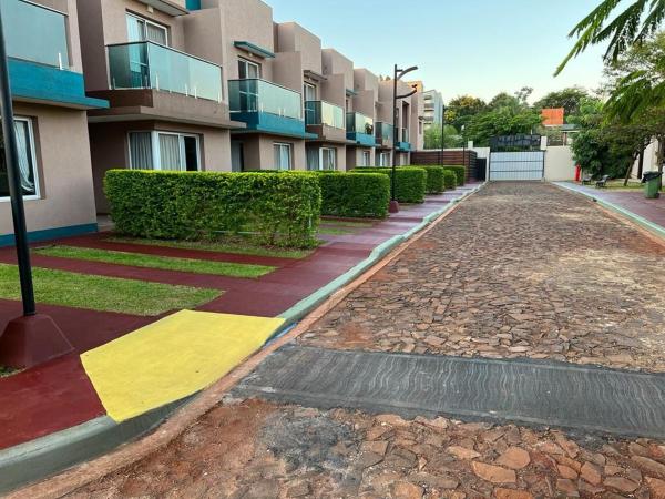 una calle adoquinada frente a un edificio en Z Hotel Boutique en Puerto Iguazú